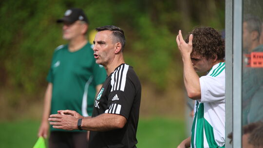 Oliver Kost (Mitte) sah zum ersten Mal in dieser Saison keinen Punktspiel-Sieg seines VfL Weierbach.