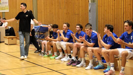 Trainer Marko Sutalo (links) und sein Team spielen nach dreiwöchiger Regionalliga-Pause bei der SKG Roßdorf.