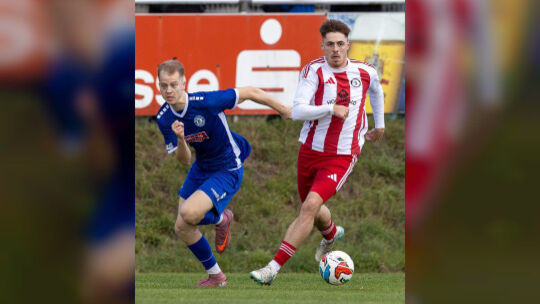 Verlängert: Marvin Lind (rechts, im Duell mit Eintrachtler Deniz Cinar) bleibt dem SC Idar treu.