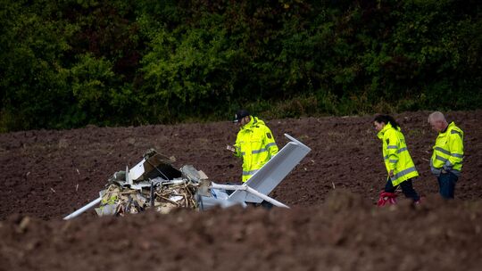Ermittler untersuchen ein Ultraleichtflugzeug in einem Ackerfeld bei Fließem. Zwei Menschen aus dem Kreis Cochem-Zell kamen bei