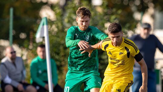 Spielertrainer Dennis Kaucher (links) möchte mit seinem VfR Baumholder wichtige drei Punkte beim Gastspiel bei Schlusslicht SV V
