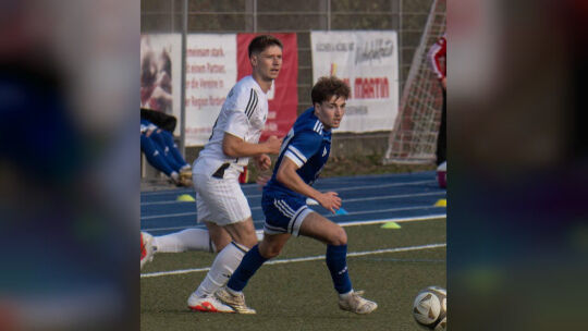 Milan Klein (blaues Trikot) und der FC Schmittweiler müssen am Sonntag in Hermersberg ran und wollen die beiden 1:4-Niederlagen