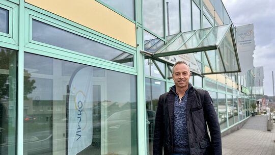 Wo einst die Keramikfirma Bay produzierte, ist heute das VIP Citycenter zu finden. Es beherbergt zahlreiche Geschäfte, Büros und