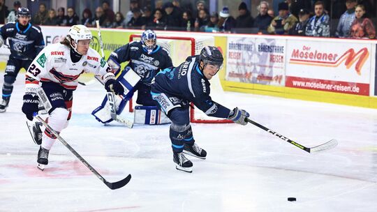 Bereit sein für einen Eishockey-Klassiker wollen Matteas Derraugh (rechts) und die Neuwieder Bären, wenn es am Freitag im heimis