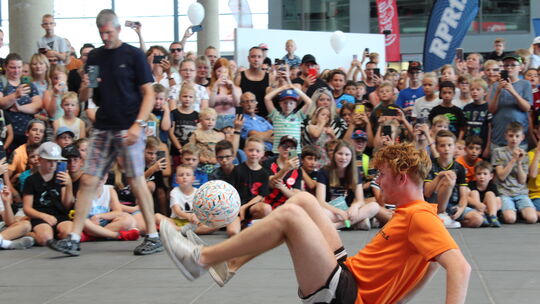 Fußballartist Jannik Freestyle darf beim Familientag am Nürburgring nicht fehlen (Archivbild). Fußballartist Jannik Freestyle darf beim Familientag am Nürburgring nicht fehlen (Archivbild).