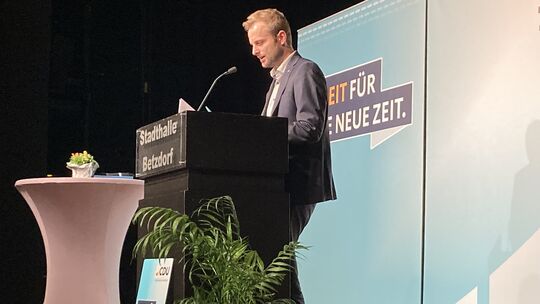 CDU-Kreisvorsitzender Matthias Reuber bei der Eröffnung der Mitgliederversammlung in der Stadthalle Betzdorf.
