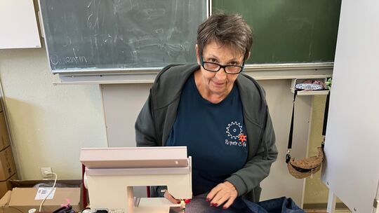 Seit fünf Jahren gehört Christine Schernau zum Team im Repair-Café. Sie ist für alles rund um die Nähmaschine zuständig.