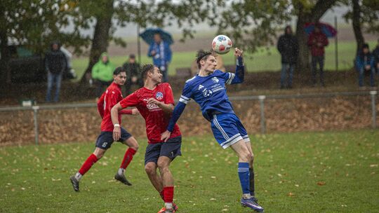 Max Kunze (rotes Trikot, Mitte, links Semih Backes) sprang beim 2:2 in Binningen (mit Max Regnier) für den verletzten Spielertra