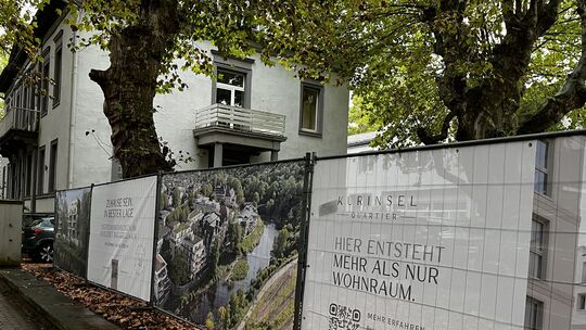 Die Baugenehmigung für das Kurinsel-Quartier ist erteilt, die Vermarktung läuft. Doch dass der Bauausschuss im Vorfeld darüber n