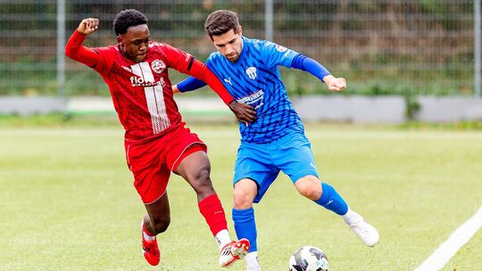 Wegen Hüftproblemen fehlte Dominik Kunz (in Blau) bei der 4:6-Auswärtsniederlage seines FC Emmelshausen-Karbach II gegen den HSV
