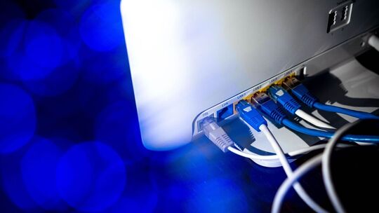 Router und Netzwerkkabel Router und Netzwerkkabel