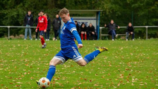 Binningens Linksverteidiger Maxime Höger heiratet am Samstag. Deswegen wurde die Partie beim FC Emmelshausen-Karbach II auf Frei Binningens Linksverteidiger Maxime Höger heiratet am Samstag. Deswegen wurde die Partie beim FC Emmelshausen-Karbach II auf Frei