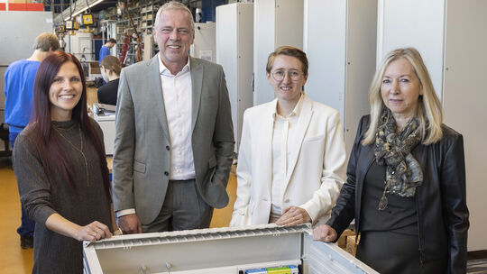 Dieses Quartett, hier beim Kurzbesuch in der Abteiliung für Steuerungs- und Schaltanlagenbau, arbeitet gut zusammen (von links):