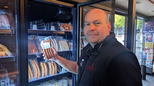 Natürlich gehören Fleisch- und Wurstprodukte in die Auswahl der im Selbstbedienunsbereich von Dirk Schmidts Metzgerei in Daaden