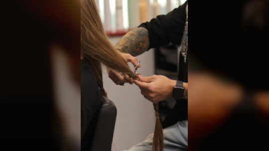 Am Samstag, 14. November, fallen im Friseursalon von Benny Engel wieder Haare für einen guten Zweck. Wer mitmachen will, muss au