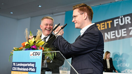 Ein eingespieltes Team: Ministerpräsident Gordon Schnieder (links) hält große Stücke auf seinen Generalsekretär Johannes Steinig