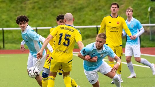 Gegen den Tus Kirchberg um Tim Müller (Nummer 15) waren es Vin Kill (links) mit einem Doppelpack und Manuel Rott, die dem VfB Li