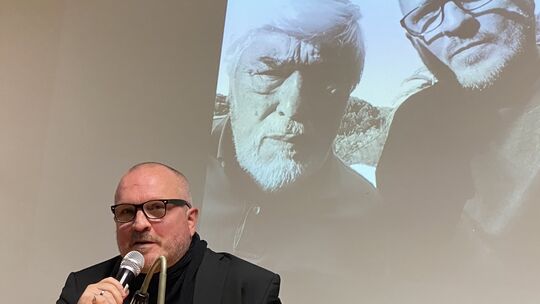 Der emotionsreichste Moment der Lesung ist, als Autor Tim Pröse den Blick auf letzten Heiligen Abend von Mario Adorf lenkt. Der emotionsreichste Moment der Lesung ist, als Autor Tim Pröse den Blick auf letzten Heiligen Abend von Mario Adorf lenkt.