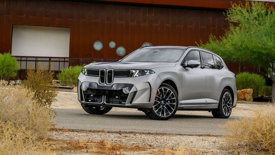 Der neue BMW X5 40 xDrive in der Farbe Frozen Space Silver