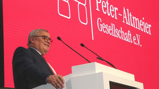 Der Preisträger Peter Müller bei seiner beeindruckenden Rede in Koblenz, wo der ehemalige saarländische Ministerpräsident ausgez