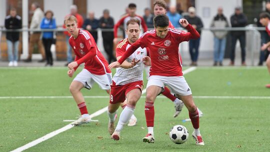 Im Derby gegen die SG Hundsangen (in Weiß mit Maximilian Kunz) waren Steffen Decker (am Ball) und die SG Horressen nicht effekti