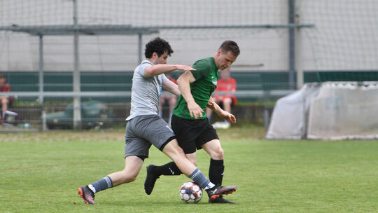 Luca Kup (links), der hier Rheinhöhens Julian Becker die Kugel streitig macht, kann am Sonntag in Niedererbach mit seiner FSV Os