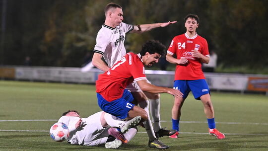 Abdullah Faruk Cifci (vorne im roten Trikot) und die SG Neitersen erlebten bei der 1:6-Klatsche in der Vorwoche in Niederfischba