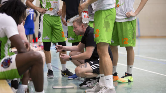 Der TuS Treis-Karden um Trainer Alexander Woytewicz (kniend) kehrt aus der dreiwöchigen Pause in der Oberliga mit dem Heimspiel