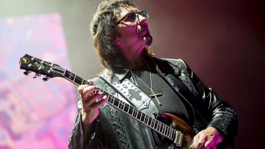 Rhein Riff Gitarrenlegende ist zurück: Nach Black Sabbath: Tony Iommi und sein ...