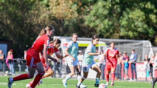 Narjiss Ahamad (am Ball) und die SG 99 Andernach haben eine lange Fahrt vor sich: Am Sonntag spielen die Andernacherinnen bei Au