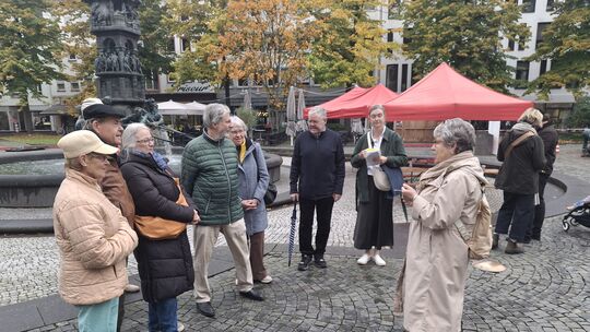 Elisabeth Weiler (rechts) begibt sich mit ihrer Gruppe auf Spurensuche jüdischen Lebens in Koblenz.