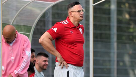 Dzenis Ramovic, Spielertrainer von Anadolu Koblenz ärgert sich über die Fehler seiner Mannschaft.