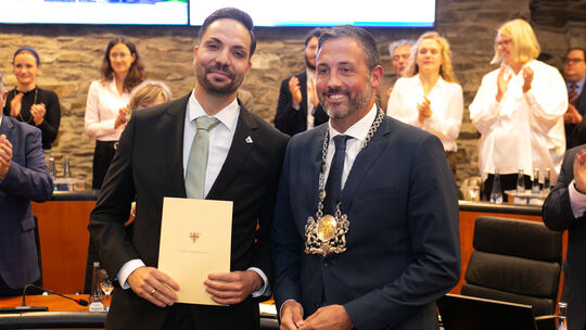 Im festlichen Rahmen wurde Sammy Labidi (links) im Stadtrat in das Amt des Andernacher Bürgermeisters eingeführt. Zu den ersten Im festlichen Rahmen wurde Sammy Labidi (links) im Stadtrat in das Amt des Andernacher Bürgermeisters eingeführt. Zu den ersten