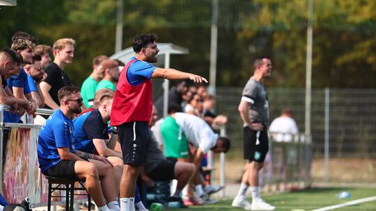 Metternichs Trainer Leo de Sousa (im roten Leibchen) musste mit seinem Team die Niederlage beim SV Oberzissen verdauen. Metternichs Trainer Leo de Sousa (im roten Leibchen) musste mit seinem Team die Niederlage beim SV Oberzissen verdauen.