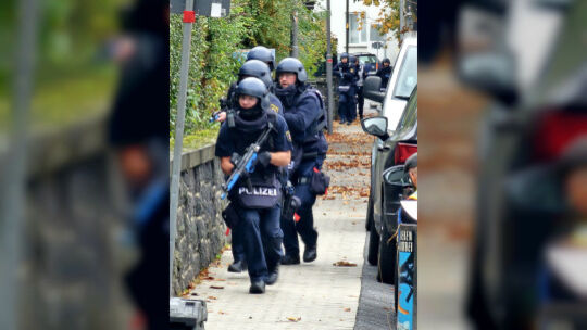 Ein Einsatzkommando der Polizei rückt vor – es will den Angreifer in der Schule stoppen. Ein Einsatzkommando der Polizei rückt vor – es will den Angreifer in der Schule stoppen.