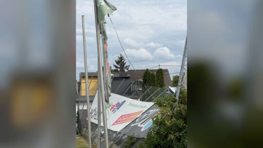 Der Zaun hinter dem Tor war bereits einmal zusammengestürzt, wie auf unserem Foto von damals zu sehen ist. Er wurde zwar mittler Der Zaun hinter dem Tor war bereits einmal zusammengestürzt, wie auf unserem Foto von damals zu sehen ist. Er wurde zwar mittler