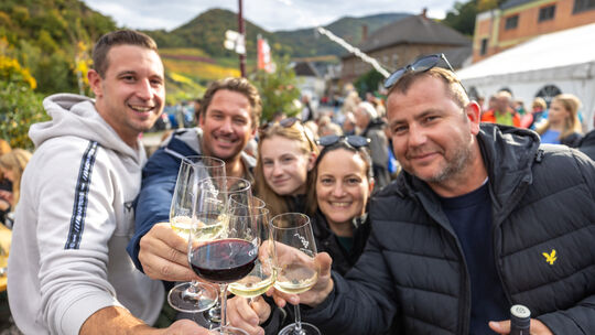 Gute Stimmung herrscht im Oktober auf dem Festplatz in Mayschoß bei Wein und Musik.