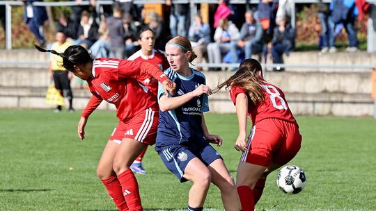 Magda Lena Schatz (in Blau, hier beim 5:0 gegen Niederkirchen) ist eine der jungen Spielerinnen, die beim 1. FFC Montabaur den S