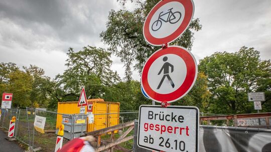 Der Zugang zur Horchheimer Eisenbahnbrücke ist ab Montag, 26. Oktober, für Fußgänger und Radler komplett gesperrt. Grund sind Ar