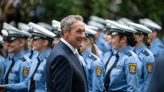 Achim Schwickert (CDU) ist seit dem Regierungswechel Innenminister in Rheinland-Pfalz. Er gratulierte der Gewerkschaft der Poliz Achim Schwickert (CDU) ist seit dem Regierungswechel Innenminister in Rheinland-Pfalz. Er gratulierte der Gewerkschaft der Poliz