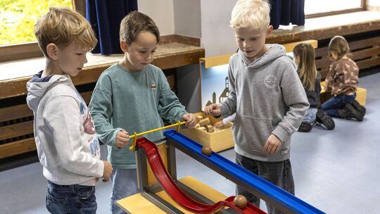 Auf welcher Bahn rollt die Kugel am schnellsten – und warum? An dieser mathematisch-physikalischen Frage tüfteln gerade diese dr