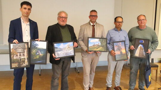 Die Sieger des Fotowettbewerbs sind Jörg Esper (rechts) 1. Platz, Jorge Carranza (2. von rechts) 2. Platz und Hans Josef Roth (2