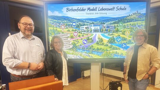 Heinz Müller (rechts) skizzierte im Jugendhilfeausschuss den Rahmen für das Birkenfelder Modell "Lebenswelt Schule", das er mit