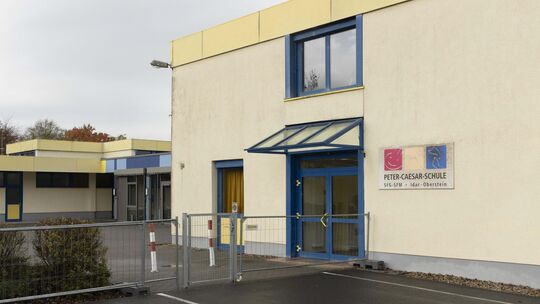 Weil es an der Peter-Caesar-Schule in Idar-Oberstein zu eng wird, müssen einige Schüler wohl „umgesiedelt“ werden. Weil es an der Peter-Caesar-Schule in Idar-Oberstein zu eng wird, müssen einige Schüler wohl „umgesiedelt“ werden.