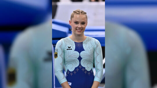 Mit dem Bundesadler auf dem Arm im Einsatz: Aurelia Eislöffel vor ihrem Start beim Weltcup in Cottbus. Nächste Woche geht es zur