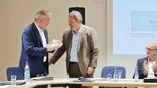 Michael Christ (Mitte) bedankt sich als neuer Kreisgruppenvorsitzender bei seinem Vorgänger Karsten Fehr (links). für die geleis