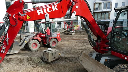 Am Platz an der Linde in Bad Neuenahr wird gerade fleißig gebaut. Am Platz an der Linde in Bad Neuenahr wird gerade fleißig gebaut.
