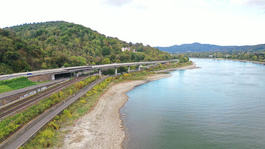 Letzte Ruhe im Rhein? Seit einem Jahr sind Flussbestattungen in Rheinland-Pfalz erlaubt, doch es gibt Hindernisse: Bürokratie un