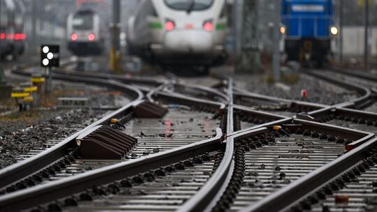 Symbolbild: Der Kreistag des Rhein-Hunsrück-Kreises fordert die Korridorsanierung zwischen Koblenz und Mainz noch vor der Buga 2