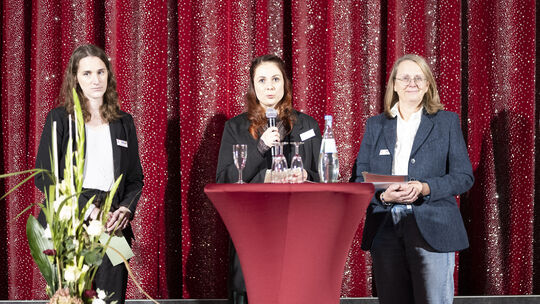 Drei Beraterinnen, die für die Caritas im Einsatz sind: Judith Michel, Stefanie Ehrenstein und Andrea Wilberg (von links) berich Drei Beraterinnen, die für die Caritas im Einsatz sind: Judith Michel, Stefanie Ehrenstein und Andrea Wilberg (von links) berich